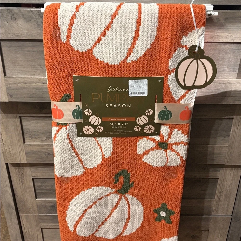 NWT WELCOME PUMPKIN SEASON ORANGE PUMPKIN CHENILLE JACQUARD 50X70 THROW BLANKET